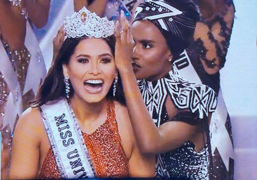 Momento de la coronación de Andrea Meza como "Miss Universo 2021"