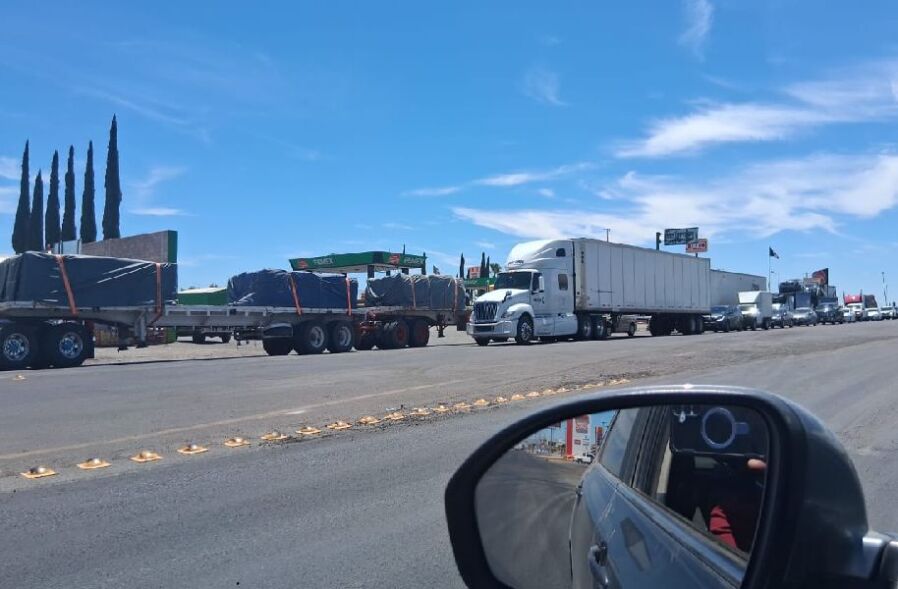Foto de las largas filas de autos y vehículos de carga en la caseta a sacramento tomada a las once de la mañana de hoy.